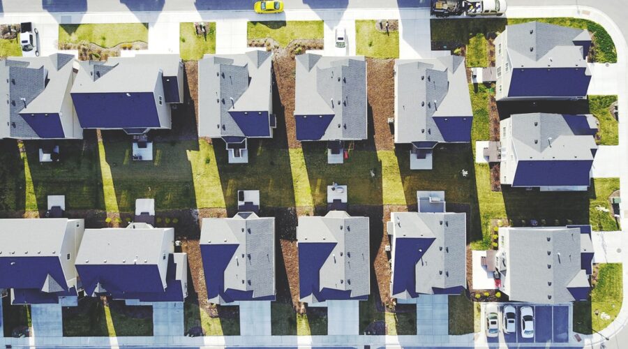 Zmiany klimatu mogą doprowadzić do ekstremalnych anomalii pogodowych w Polsce. Szansą są energetyczne innowacje jak dach solarny