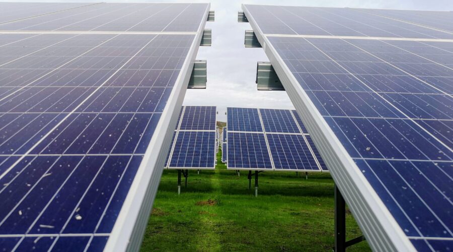 Ekonomiczne korzyści z fotowoltaiki. Jak zainwestować w ekologiczne źródło energii?﻿
