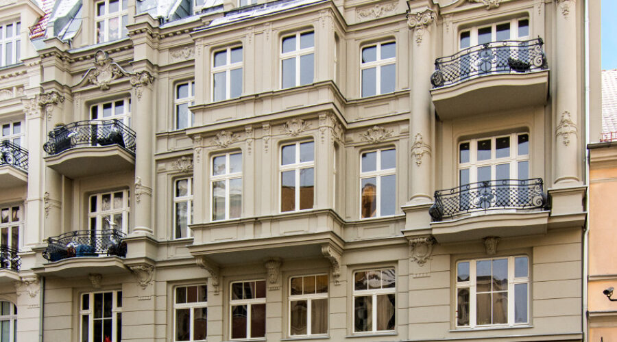 Kamienica czy blok? Odnów stare mieszkanie z duszą, by konkurowało z nowoczesnymi apartamentami