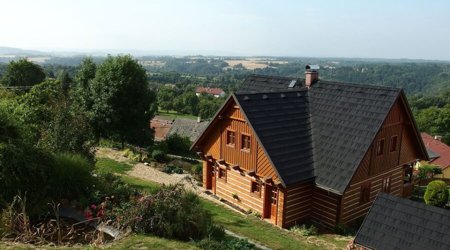 Dom z bali drewnianych – jak wykonać izolację ściany?