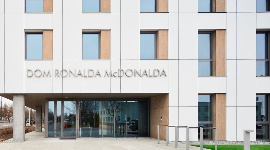 Pierwszy Dom Ronalda McDonalda powstał na terenie kampusu Warszawskiego Uniwersytetu Medycznego w Warszawie