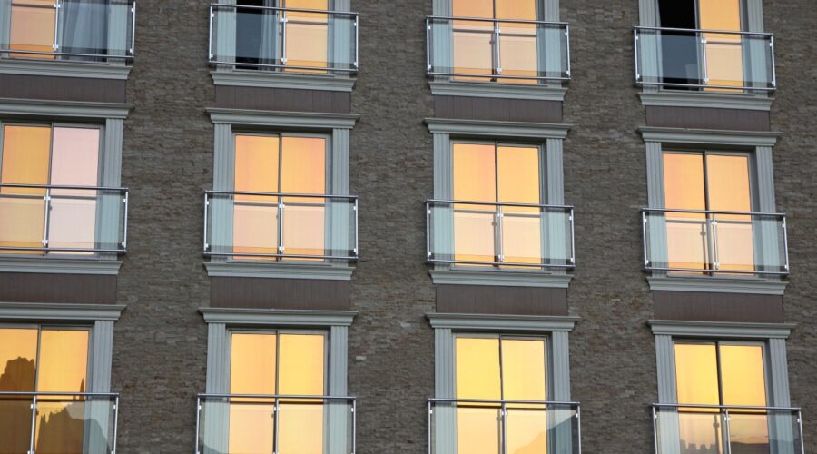 Balkon francuski – co to jest i co warto o nim wiedzieć?
