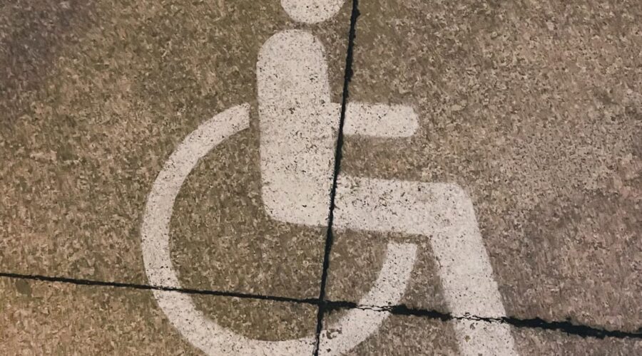 Bezpieczeństwo przeciwpożarowe budynków w Polsce. Rozwiązania nie zawsze nie uwzględniają potrzeb osób z niepełnosprawnościami