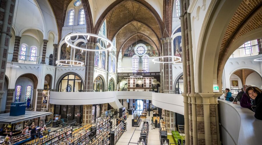 Zabytkowy kościół przerobiony na bibliotekę oraz centrum kulturalne