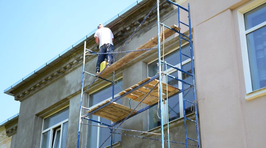 Zima nie rozpieszcza nikogo i niczego – również naszych budynków. Jak naprawić usterki elewacji po zimie?