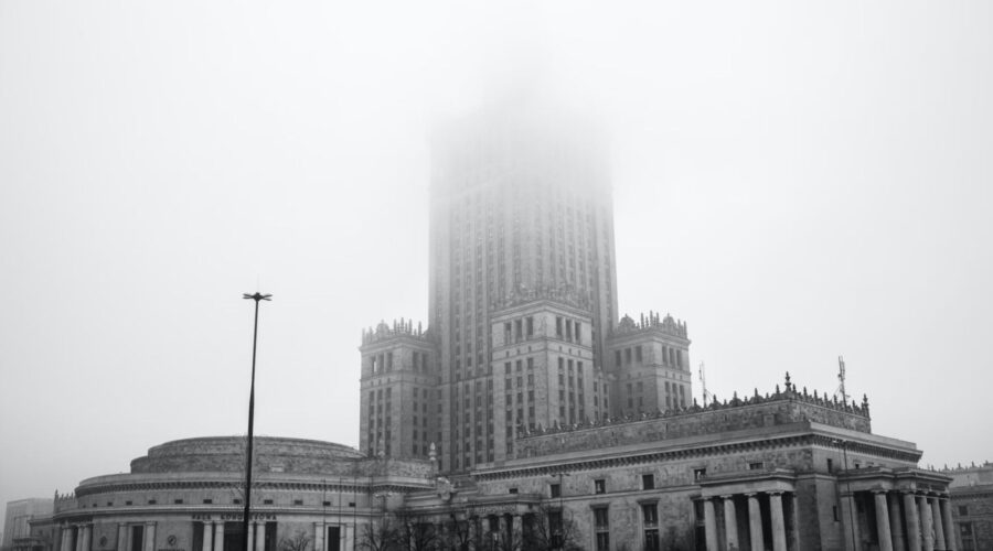 Całkowity zakaz palenia węglem w Warszawie – już od października 2023! Co z wjazdem starych samochodów?