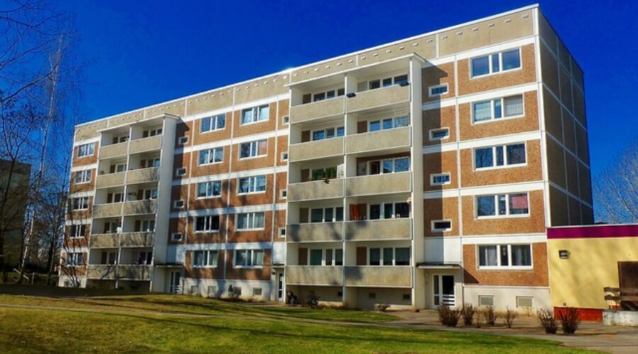 Domofon do bloku – jaki wybrać? Poradnik dla deweloperów i spółdzielni mieszkaniowych