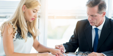 Sprzedaż działki za gotówkę – jakie dokumenty są potrzebne, żeby sfinalizować transakcję?