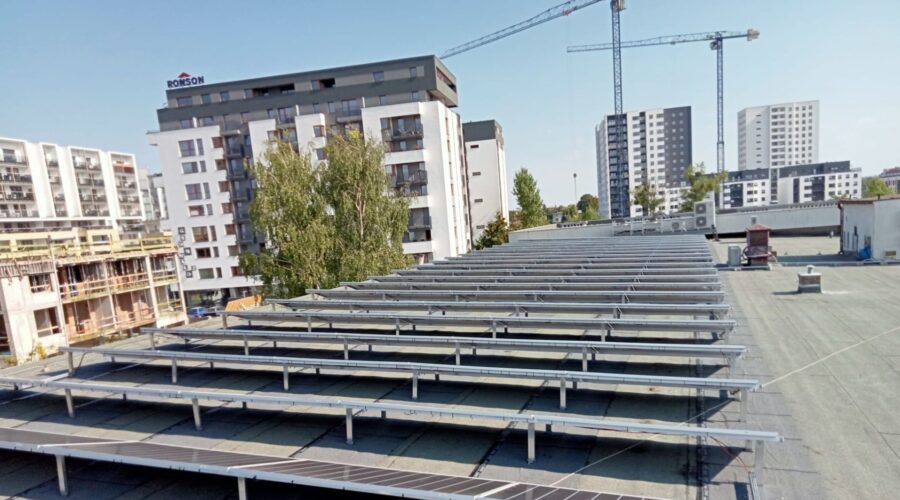 Szanse i ryzyka inwestycji w fotowoltaikę na dachu bloku